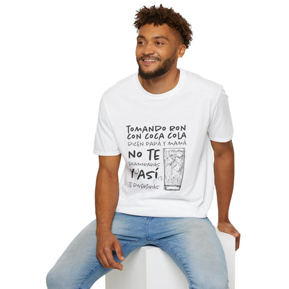 TOMANDO RON CON COCA COLA -  Camiseta Unisex Softstyle