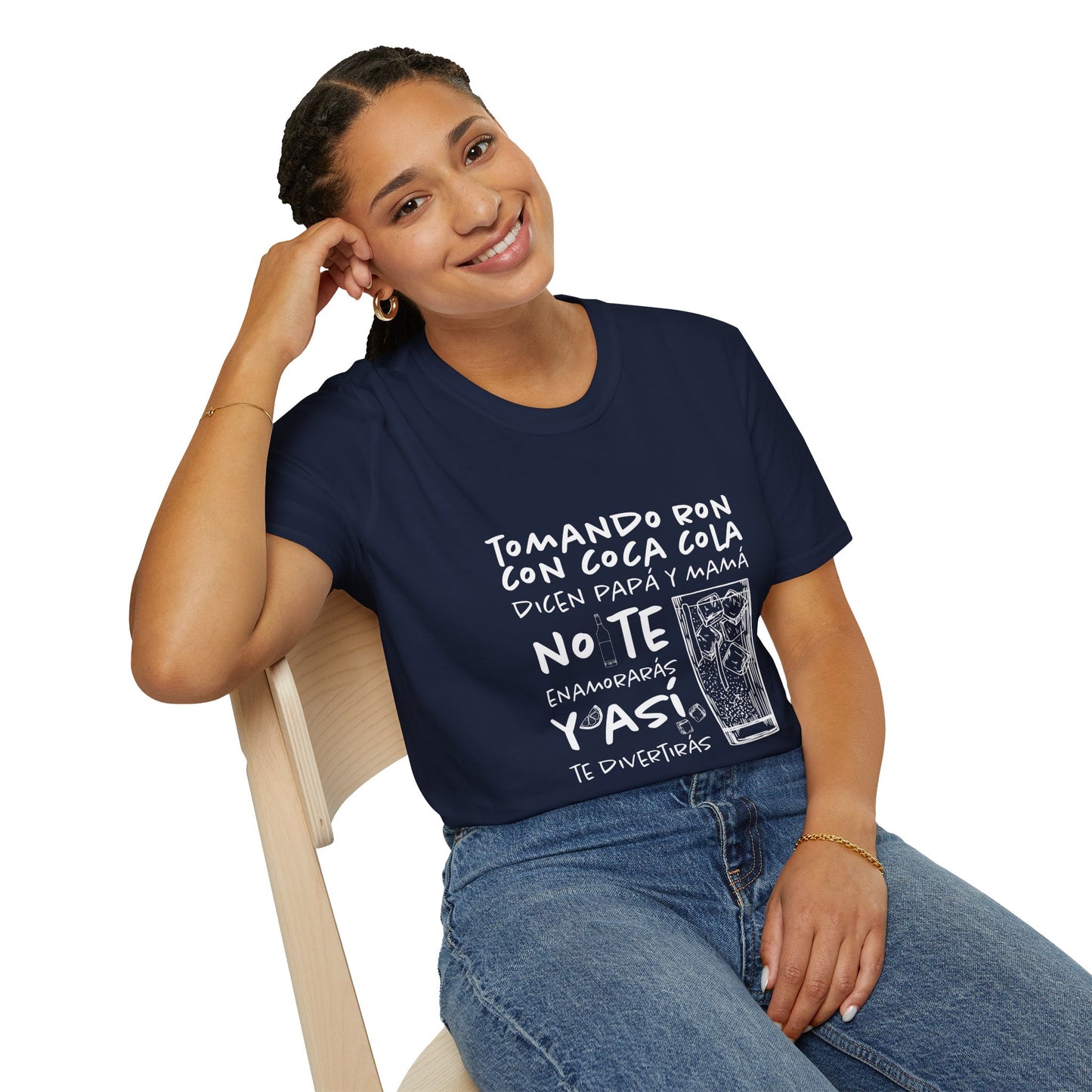 TOMANDO RON CON COCA COLA -  Camiseta Unisex Softstyle