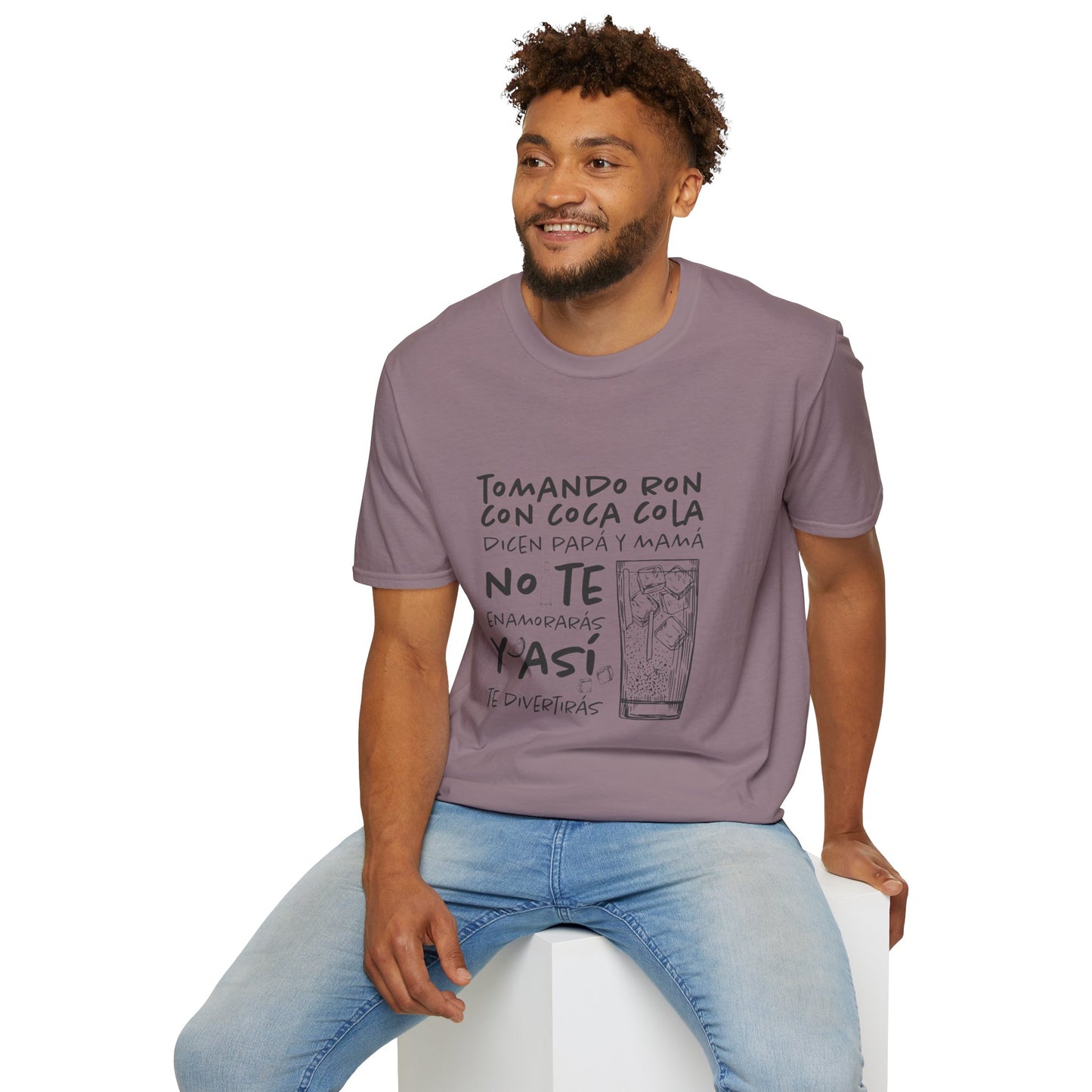 TOMANDO RON CON COCA COLA -  Camiseta Unisex Softstyle