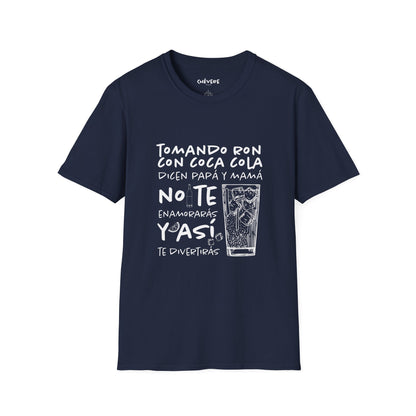 TOMANDO RON CON COCA COLA -  Camiseta Unisex Softstyle