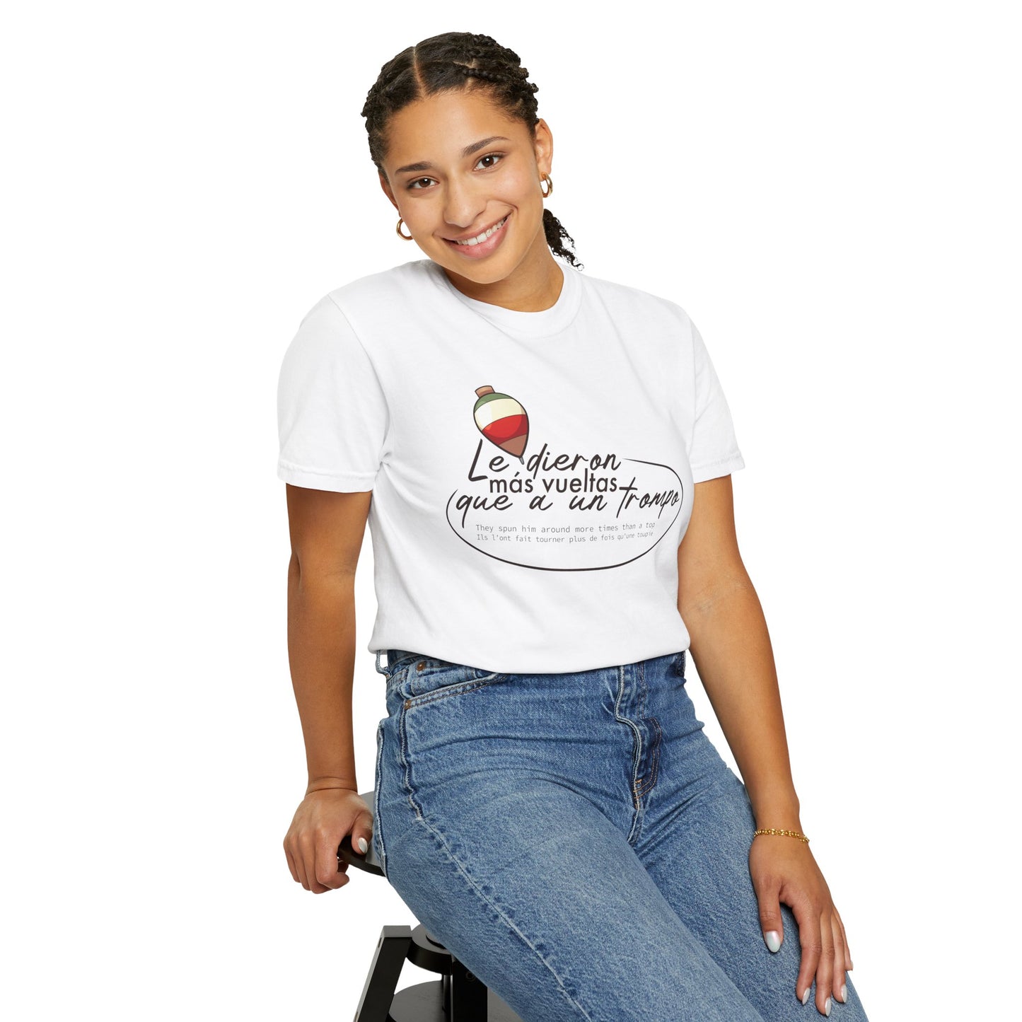 MÁS VUELTAS QUE A UN TROMPO - Camiseta Unisex Softstyle