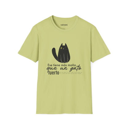 TIENE MÁS MAÑA QUE UN GATO TUERTO - Camiseta Unisex Softstyle