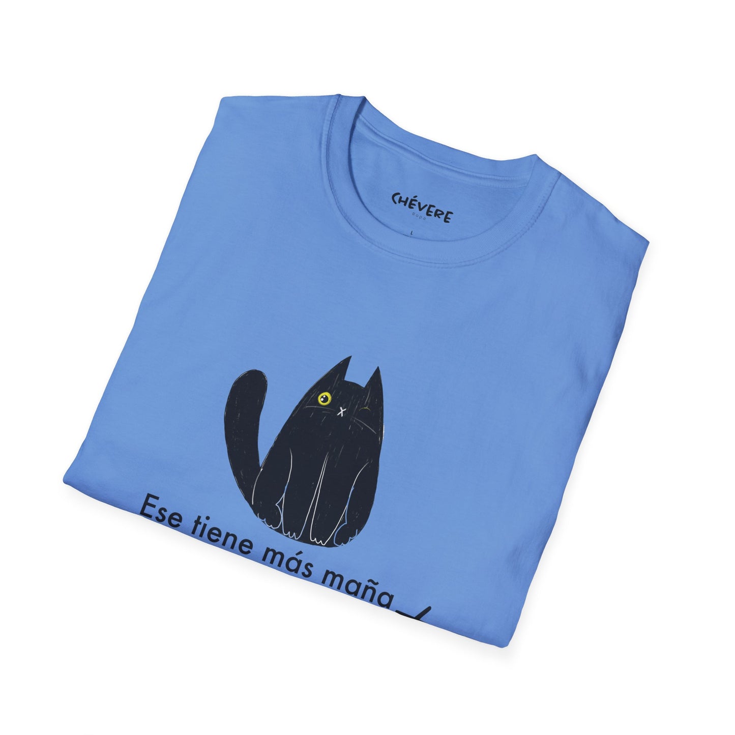 TIENE MÁS MAÑA QUE UN GATO TUERTO - Camiseta Unisex Softstyle