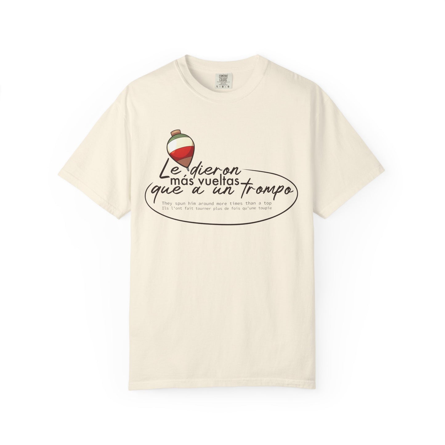MÁS VUELTAS QUE A UN TROMPO - Camiseta Unisex Softstyle