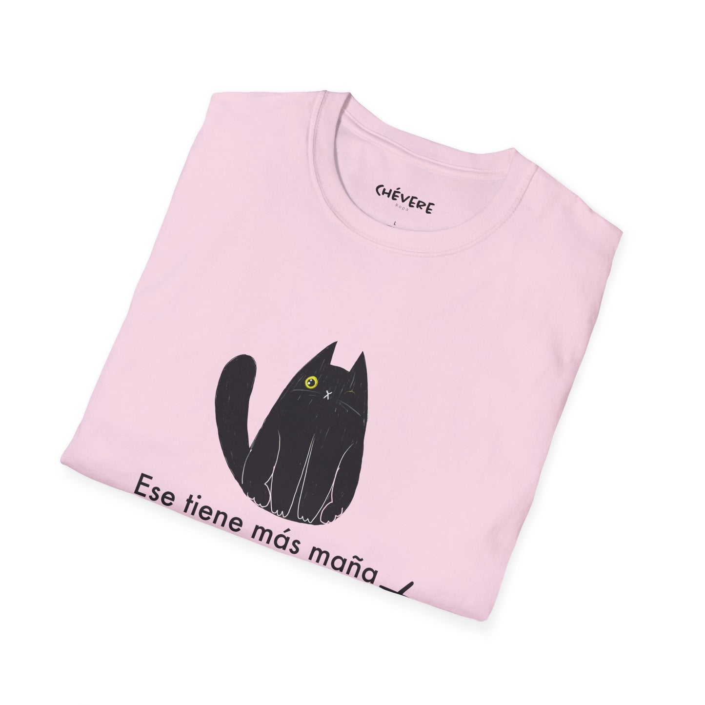 TIENE MÁS MAÑA QUE UN GATO TUERTO - Camiseta Unisex Softstyle