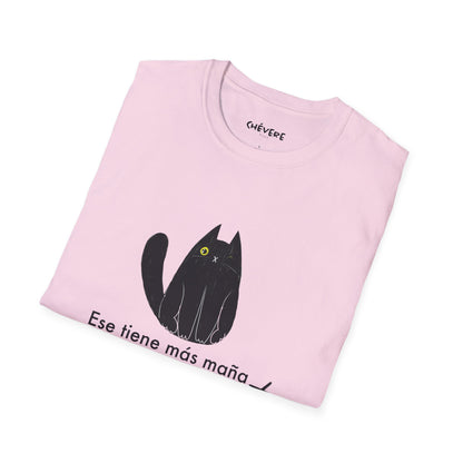 TIENE MÁS MAÑA QUE UN GATO TUERTO - Camiseta Unisex Softstyle