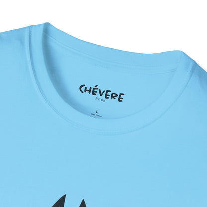 TIENE MÁS MAÑA QUE UN GATO TUERTO - Camiseta Unisex Softstyle