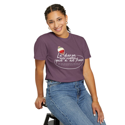 MÁS VUELTAS QUE A UN TROMPO - Camiseta Unisex Softstyle