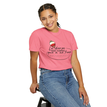 MÁS VUELTAS QUE A UN TROMPO - Camiseta Unisex Softstyle