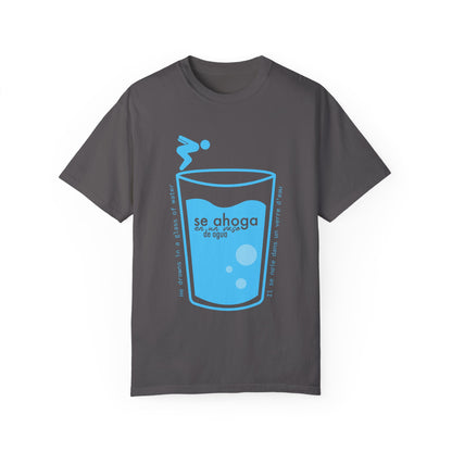 SE AHOGA EN UN VASO DE AGUA S - camiseta unisex - Dichos venezolanos