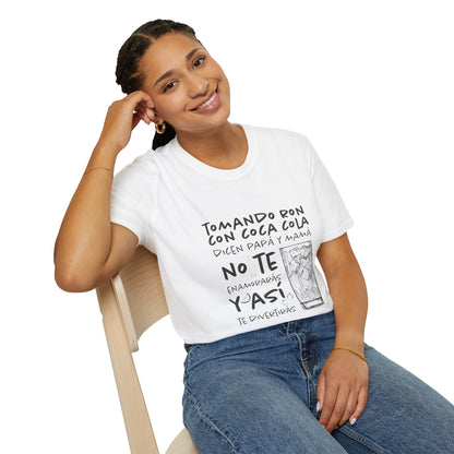TOMANDO RON CON COCA COLA -  Camiseta Unisex Softstyle