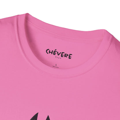 TIENE MÁS MAÑA QUE UN GATO TUERTO - Camiseta Unisex Softstyle