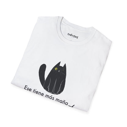 TIENE MÁS MAÑA QUE UN GATO TUERTO - Camiseta Unisex Softstyle