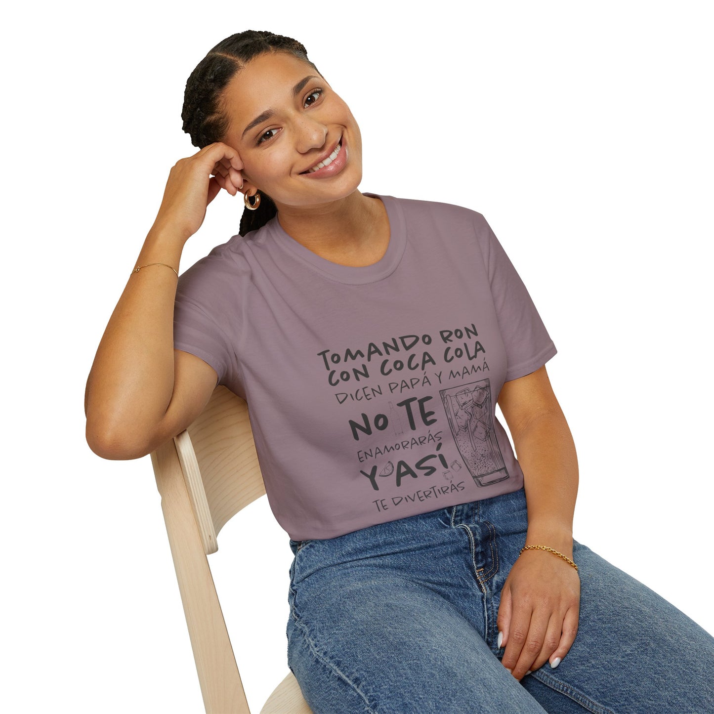 TOMANDO RON CON COCA COLA -  Camiseta Unisex Softstyle