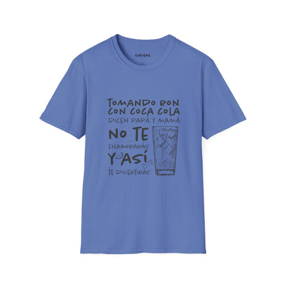 TOMANDO RON CON COCA COLA -  Camiseta Unisex Softstyle