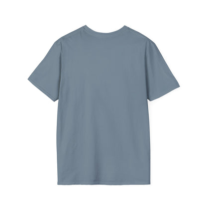 TIENE MÁS MAÑA QUE UN GATO TUERTO - Camiseta Unisex Softstyle