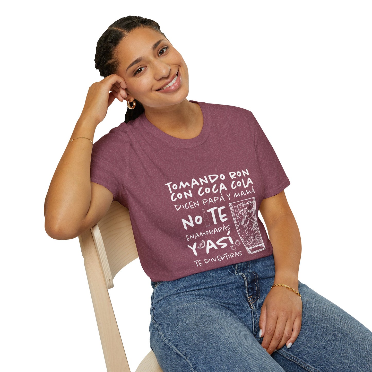 TOMANDO RON CON COCA COLA -  Camiseta Unisex Softstyle