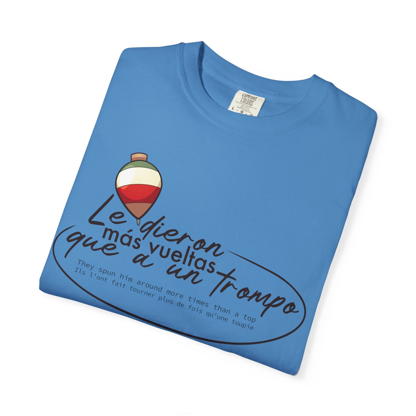 MÁS VUELTAS QUE A UN TROMPO - Camiseta Unisex Softstyle