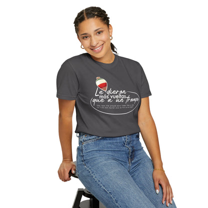 MÁS VUELTAS QUE A UN TROMPO - Camiseta Unisex Softstyle