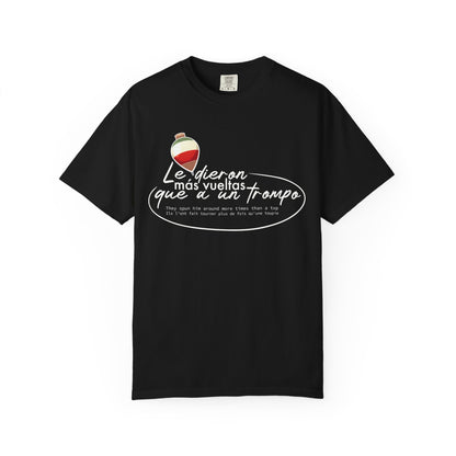 MÁS VUELTAS QUE A UN TROMPO - Camiseta Unisex Softstyle