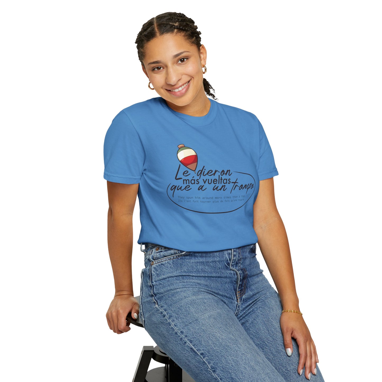 MÁS VUELTAS QUE A UN TROMPO - Camiseta Unisex Softstyle