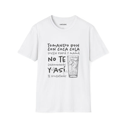 TOMANDO RON CON COCA COLA -  Camiseta Unisex Softstyle
