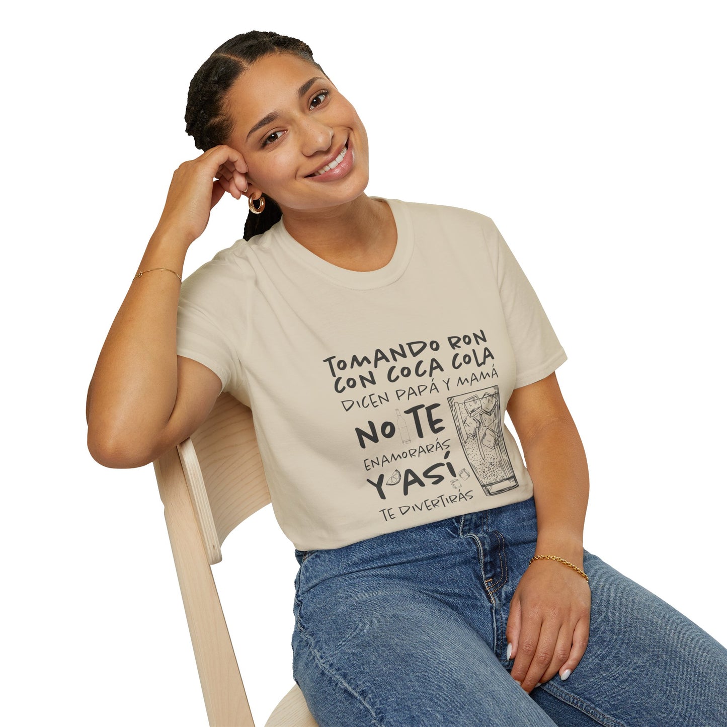 TOMANDO RON CON COCA COLA -  Camiseta Unisex Softstyle