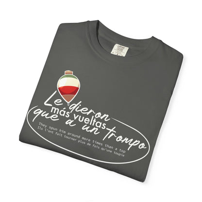 MÁS VUELTAS QUE A UN TROMPO - Camiseta Unisex Softstyle