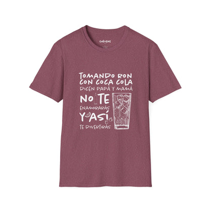 TOMANDO RON CON COCA COLA -  Camiseta Unisex Softstyle