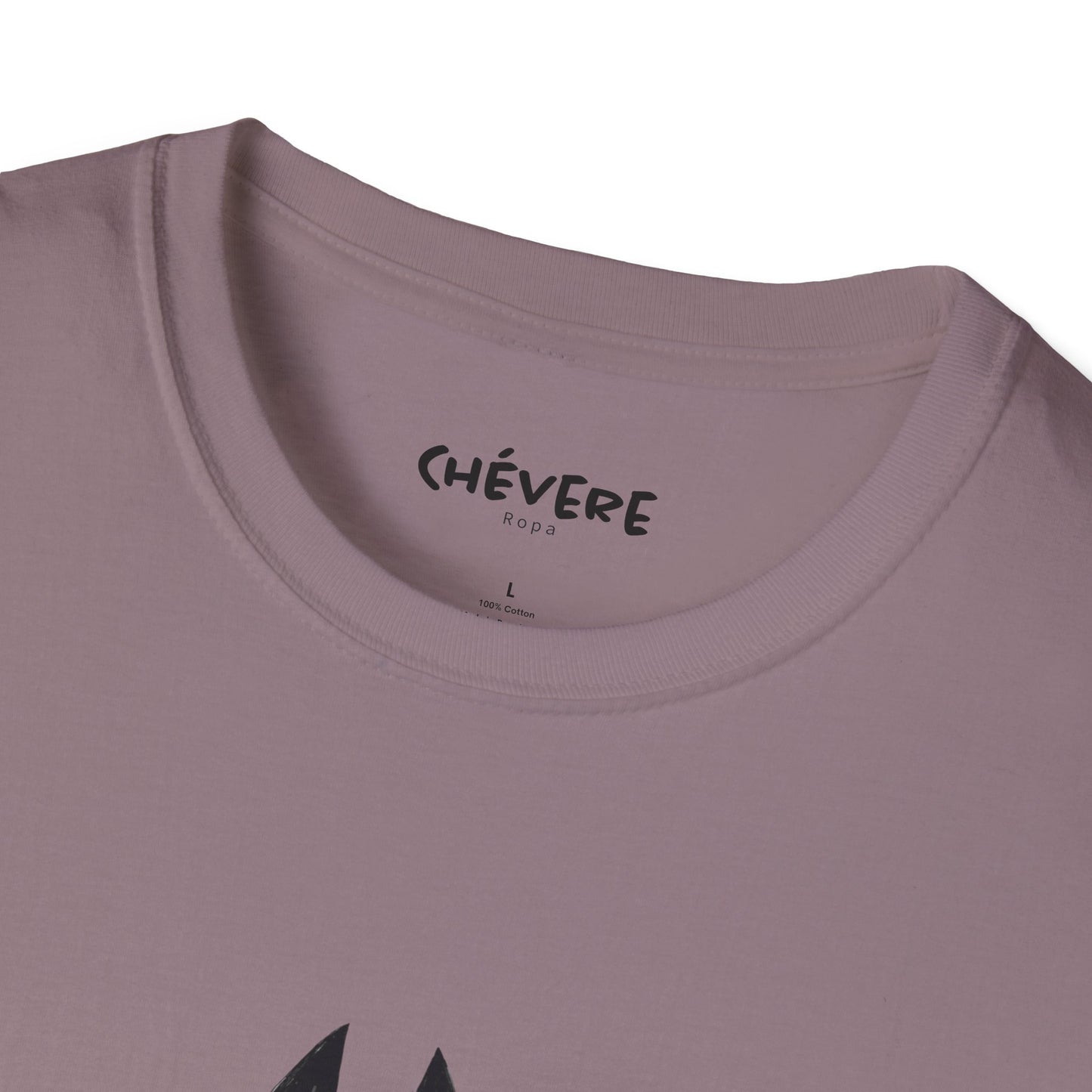 TIENE MÁS MAÑA QUE UN GATO TUERTO - Camiseta Unisex Softstyle