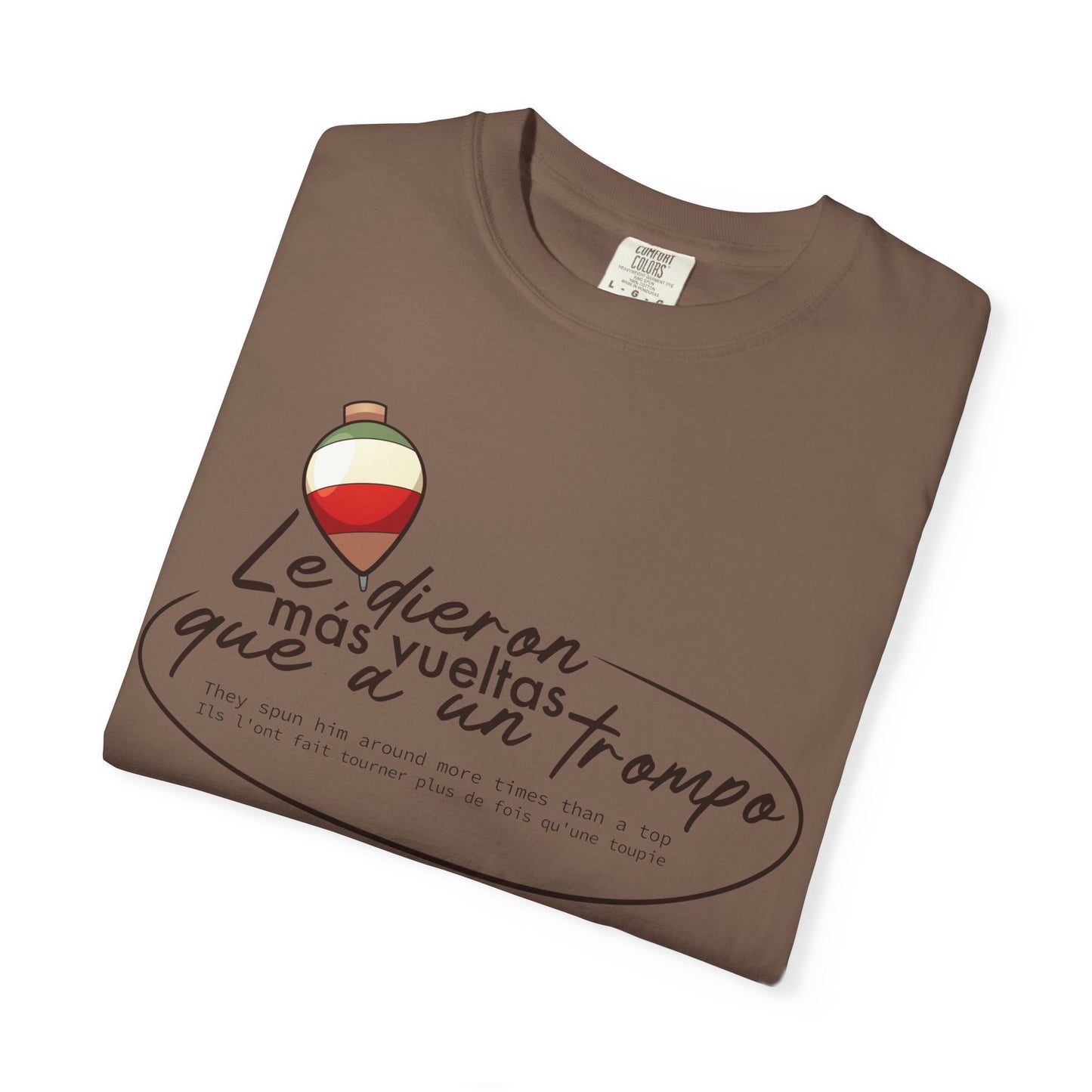 MÁS VUELTAS QUE A UN TROMPO - Camiseta Unisex Softstyle
