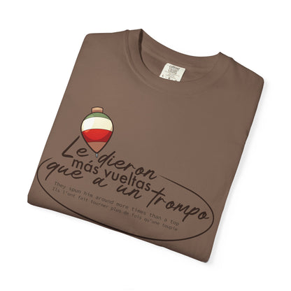 MÁS VUELTAS QUE A UN TROMPO - Camiseta Unisex Softstyle